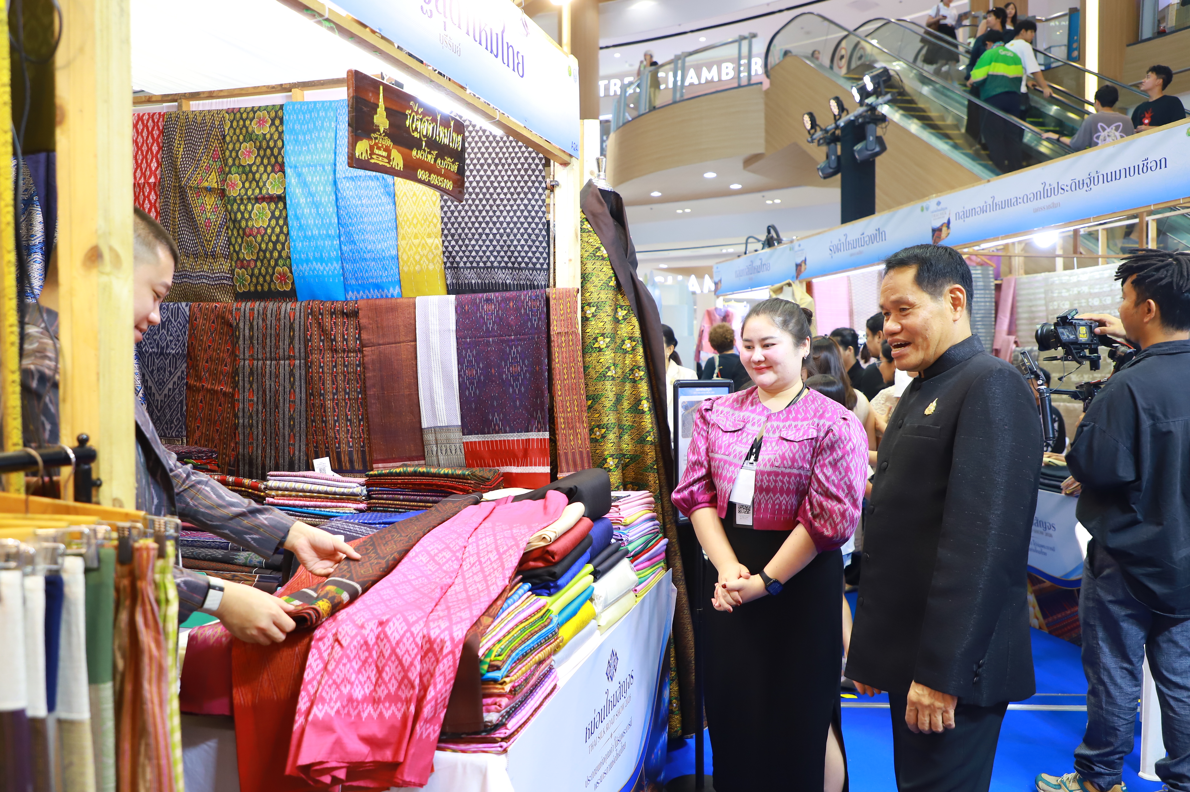 title - ส.ป.ก. ร่วมพิธีเปิดงานหม่อนไหมสัญจร ณ กรุงเทพมหานครและจังหวัดนนทบุรี ครั้งที่ 1 ชูนโยบาย ตลาดนำการผลิต เพิ่มช่องทางจำหน่าย สร้างรายได้เกษตรกร